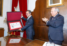 O Concello entrega a Roberto Tojeiro, presidente de Gadisa, o título de fillo adoptivo de Betanzos