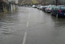 A subida da marea causa novos problemas na N-651 no barrio da Ribeira