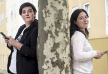 As poetas galegas María Lado e Lucía Aldao achegaron aos centros de secundaria de Betanzos o espectáculo “Aldaolado porque si”