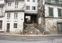 O Concello paraliza as obras na Porta do Cristo tras detectarse unha antiga condución de auga