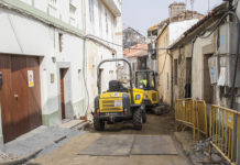 Arqueólogos dirixen os traballos na Porta do Cristo despois de recibir a autorización de Patrimonio para instalar novas conducións