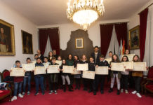 O alumnado de Primaria, concelleiro por un día, solicita un centro histórico “libre” de coches para gozar das súas rúas