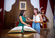 María Barral entregou a Medalla de prata do Betanzos á farmacia Couceiro, que cumpre 300 anos. Galería de imaxes.