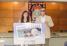 A alcaldesa de Betanzos e o delegado da ONCE en Galicia presentaron o cupón dedicado ao Globo de papel máis grande do mundo