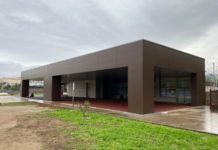 O alumnado do aulario de infantil xa pode acceder ao centro a través do novo patio cuberto logo de que finalizaran as obras