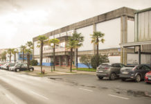 Betanzos concluirá a próxima semana as obras de mellora do pavillón e buscará a solución ás filtracións na cuberta cunha empresa especializada