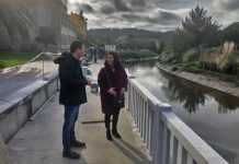 Obras de instalación da varanda no paseo da Galera.