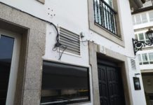 Urbanismo ábrelle un expediente a un local de hostelaría por obras na fachada dun inmoble protexido sen permiso municipal para poñer unha televisión