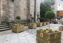 O Concello instala novas xardineiras de madeira na zona do centro histórico.