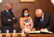 Betanzos recoñece o labor da familia Pita e as persoas que confeccionan o Globo cunha recepción e firma no Libro de Ouro