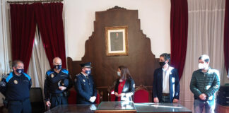 A alcaldesa, María Barral, recibiu no salón de Pleno ao novo oficial da Policía Local, Pedro Rodríguez Pedreira.