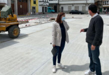 O Concello advírtelle á empresa que realiza a mellora do barrio da Ribeira que tomará medidas ante os continuos atrasos nas obras