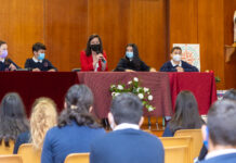 María Barral comprométese a mellorar a pista cuberta do Carregal atendendo a petición dos alumnado de Atocha no Pleno Infantil . Galería de imaxes.