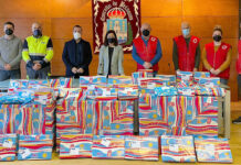 A empresa Viaqua entregoulle ao Concello de Betanzos unha partida de xoguetes para os nenos e as nenas de familias necesitadas