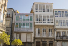 O Concello reduce o impacto visual das casas abandonadas con lonas que reproducen a súa fachada
