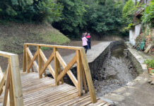 O Concello acondiciona a canle do río Pelamios, renova pasarelas de madeira e instala unha nova iluminación pública