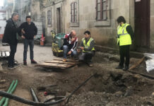 O Concello e Patrimonio fixan as bases para protexer a entrada á gruta localizada no centro histórico durante as obras de mellora da rúa Santa María