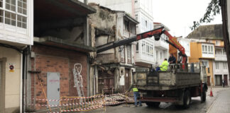 O Concello ordena o derrubamento da vivenda número 59 da Ribeira ante o risco de afundimento de todo o edificio, de tres andares