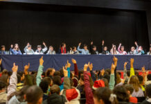 María Barral destaca o nivel das propostas expostas polos alumnos de Primaria durante o pleno infantil. Galería de imaxes.
