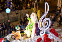 A Cabalgata de Betanzos percorreron as rúas da cidade repartindo máis dunha tonelada de caramelos. Galería de imaxes