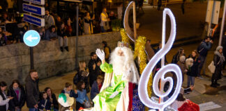 A Cabalgata de Betanzos percorreron as rúas da cidade repartindo máis dunha tonelada de caramelos. Galería de imaxes