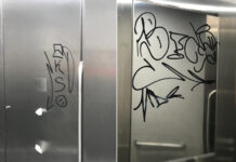 O Concello denuncia desfeitas por pintadas nos novos aseos públicos autolimpables na praza dos Irmáns García Naveira