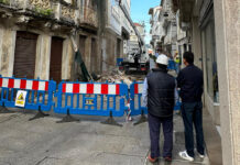 O Concello encarga de forma urxente os traballos de retirada de elementos que corren risco de caída dunha vivenda situada na rúa Travesa