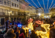 A praza da Constitución foi o escenario do acendido das luces do nadal que contou con actuacións musicais. Galería de imaxes