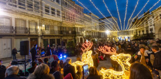 A praza da Constitución foi o escenario do acendido das luces do nadal que contou con actuacións musicais. Galería de imaxes