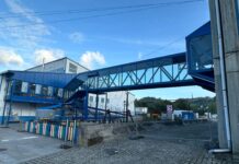 O Concello executa a mellora dos accesos á piscina municipal cuberta e ao ximnasio a través da pasarela metálica
