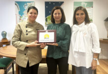 A alcaldesa, María Barral, entregou o premio popular á mellor tortilla, o que se vota nos establecementos participantes, a Bar Kutako.