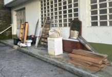 Trastes abandonados na rúa Curros Enríquez