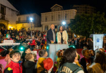 O adestrador do Deportivo, Óscar Gilsanz, foi o encargado de acender, a iluminación do Nadal de Betanzos. Galería de imaxes.