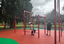 O Concello instala a primeira zona de calistenia do municipio no parque Pablo Iglesias.