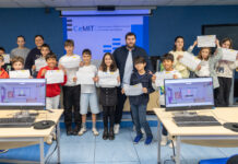 Entrega dos diplomas ás nenas e nenos participantes no Campamento dixital.