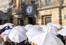 Imaxenes da concentración e a lectura do manifesto en contra da violencia contra as mulleres.