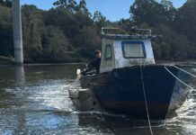 Concello e Reserva retiran unha embarcación abandonada na ría que podería reconverterse nun xogo infantil a modo de “barco pantasma”