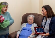 A alcaldesa, María Barral, felicitou a Amable Varela Quintián, veciña de Betanzos, polo seu 100 aniversario.