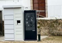 Betanzos denunciará aos autores do destrozo dunha pantalla informativa led no parque do casco histórico “pillados” polas cámaras de seguridade.