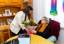 A alcaldesa de Betanzos visita á veciña Antonia Vales Muíño polo seu 100 aniversario.