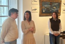 María Barral inaugura no Museo das Mariñas a mostra “Volta o mar a Betanzos”, un alegato artístico contra os residuos mariños