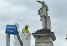 Continúan os traballos de limpeza da estatua dos irmáns García Naveira.