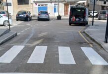O Concello reforza a seguridade nos pasos de peóns cunha campaña de pintado e a instalación de iluminación específica en varios deles.