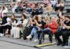 A Escola Municipal de Folclore levará o nome da súa directora, Elena Díaz Blanco, que recibiu unha homenaxe “sorpresa” coincidindo coa celebración do Festival de Folclore polo Día de Galicia.