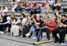 A Escola Municipal de Folclore levará o nome da súa directora, Elena Díaz Blanco, que recibiu unha homenaxe “sorpresa” coincidindo coa celebración do Festival de Folclore polo Día de Galicia.