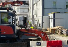 O Concello inicia as obras de mellora do sistema de saneamiento e pluviais na Ribeira para minimizar problemas de inundacións nos baixos do Grupo Brigantium.