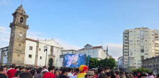 Centos de persoas seguiron na Praza Irmáns García Naveira a final do Mundial de Fútbol nun ambiente festivo e de convivencia